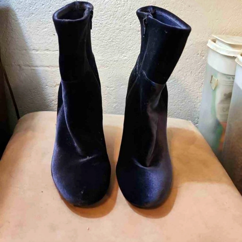 Nine West Velvet Ankle Boots with Zippered Closure. Size 8.5.